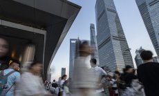 Азиатските акции поскъпнаха леко в очакване на разговор между Тръмп и Си