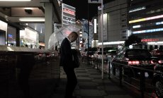 Фючърсите и акциите падат, като банковите кризи намалиха апетита за риск 