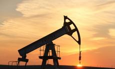 Слабият долар подкрепя цената на петрола