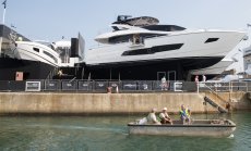 Продажбите на суперлуксозни яхти намаляват, но пък жадно се отдават под наем