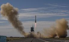 Китай изстреля първия екипаж към новата си космическа станция