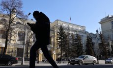 Сривът на рублата принуждава Банката на Русия да повиши лихвите до рекорд