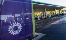BP забавя излизането си от петрола, тъй като войната води до рекордна печалба