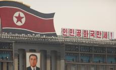 Северна Корея организира най-мащабния военен парад от две години насам 