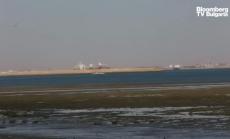 Стотици кораби очакват да минат през Суецкия канал