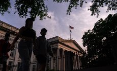 Финансовият крах се разраства заради разпродажбата на държавни ценни книжа в световен мащаб