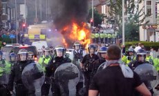 Туитовете на Мъск за безредиците подтикват Великобритания към по-строги онлайн правила