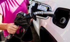 Бензинът на колонките поевтиня с 20% в оспорваните щати