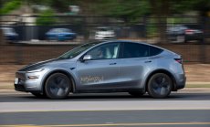 Tesla тихомълком пусна дългоочакваната услуга за роботаксита