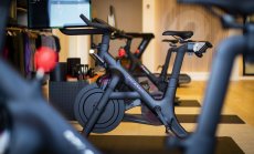 След дълбока криза фитнес империята Peloton губи един по един съоснователите си