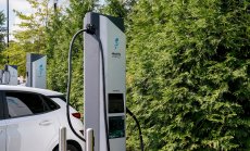 Зарядните станции за електромобили в бъдеще ще приличат на салон в летищен терминал