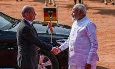 Шолц отиде в Индия за задълбочаване на връзките в областта на зелената енергия и отбраната 