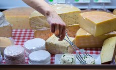 Цените на масло, мляко и сирене се понижават заради "зашеметяващо" производство