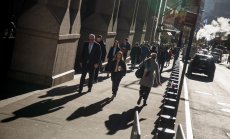 "Уолстрийт" е разтърсен от разпродажби, търговията спря при две малки банки