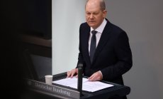 ЕС обсъжда таван на цената за руски петрол, за да удари приходите на Кремъл