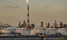 Петролът задържа спада си - преговорите за примирие в Газа намаляват рисковата премия