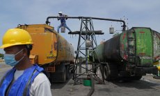 Петролът разшири загубите, въпреки тревогите около затягане на пазара