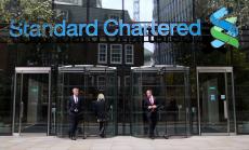 Standard Chartered е под натиск след понижение на рейтинга