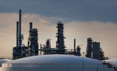 Петролът се насочва към първия си седмичен ръст от октомври насам