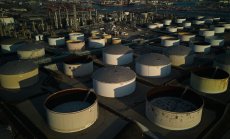 Петролът е на четиримесечно дъно поради признаци за нарастващи запаси в САЩ