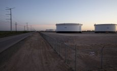 Изпразването на ключови петролни резервоари в САЩ показва силно затегнат пазар