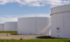 Петролът се колебае около $76 преди срещата на ОПЕК+ за доставките