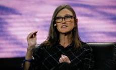 Кати Ууд: Огромните запаси на търговците могат да понижат цените 