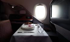 Защо потребители плащат стотици долари за вечеря в приземен самолет?