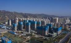 Нова година и нова планина от дълг за китайските строители