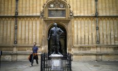 Могат ли Оксфорд и Кеймбридж да спасят Харвард от ChatGPT