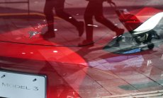 Tesla може да губи вяра в това колко скоро ще пристигне самостоятелното шофиране