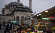 Турската лира отслабва с 1% и се търгува над нивото от 17 за долар