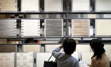 Производителите на плочки за баня страдат от липсата на суровини, но имитират все по-добре камък и дърво 