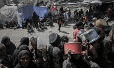 Израел улеснява помощта за Газа с надеждата да потуши протестите срещу глада