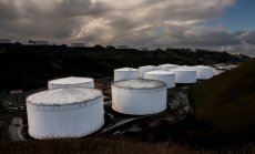 Петролът се стабилизира след ръст -  фокусът е върху решението на ОПЕК+