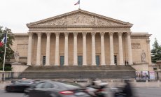 Макрон търси последни вратички, за да спаси правителството на Франция