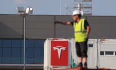 Спортният Roadster на Tesla ще се забави още повече