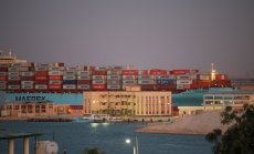 Приходите от Суецкия канал спадат почти наполовина след атаките в Червено море