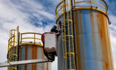 Цената на петрола се стабилизира, като търговците следят преговорите за Украйна