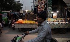 Най-тежкият атентат в Пакистан от години насам уби 80 души в джамия 