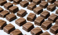 Защо акция на производител на шоколад струва повече от Porsche Taycan?