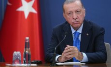 Война, репресии, двойни игри: Докъде ще стигне Ердоган, за да задържи властта?