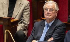 Франция потъва още по-дълбоко в криза след свалянето на премиера на Макрон