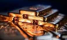 Златото се възстановява плахо, след като падна под 4000 долара