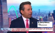 САЩ няма „сляпо да одобряват“ ваксини срещу ковид