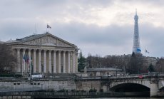 Френският премиер е поел по труден път за политическото си оцеляване