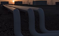 Петролът поевтинява, като забавянето в САЩ надви спада в запасите