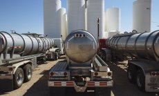 Петролът се задържа близо до едномесечен връх заради нов спад на запасите в САЩ