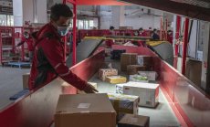 Walmart продаде на загуба дела си в JD.com, засилвайки технологичния спад в Китай