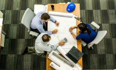 В офисите трябва да се говори за компетенции, а не за възрастово противопоставяне